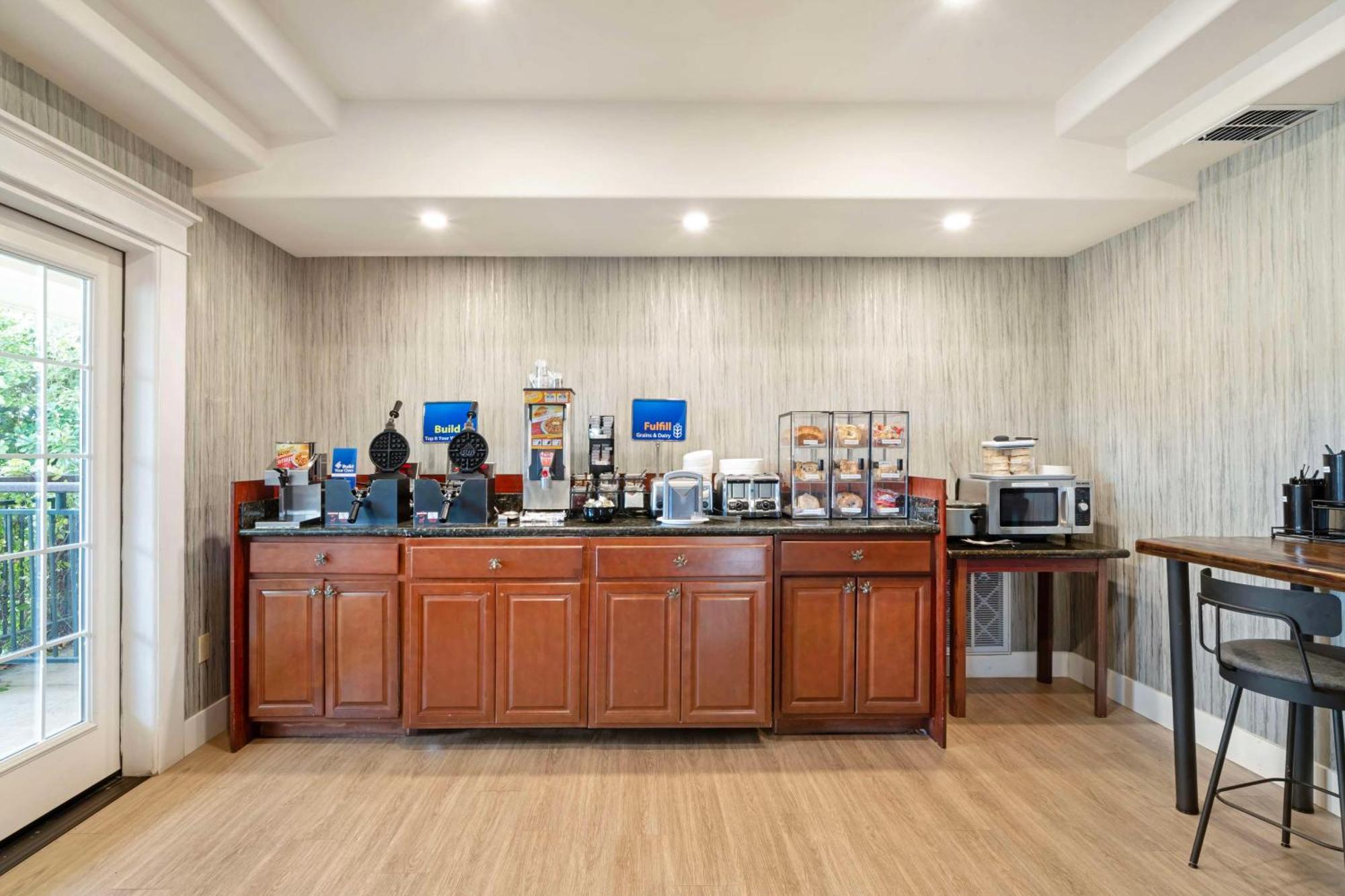 Best Western Cedar Inn & Suites Анджелс-Кэмп Экстерьер фото